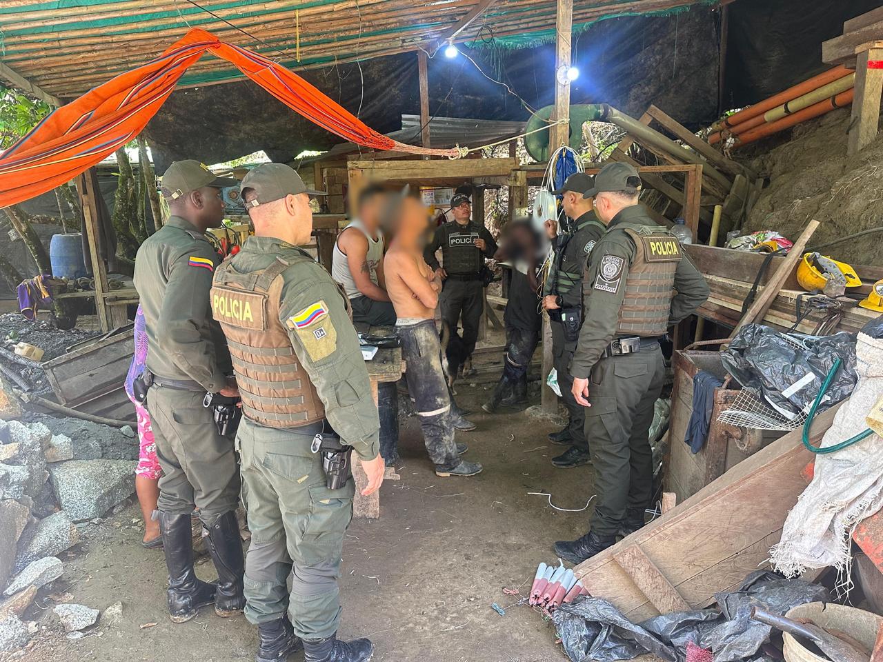 [FOTOS] Desmantelan socavón ilegal en Girardota: capturados cuatro hombres extrayendo oro con explosivos