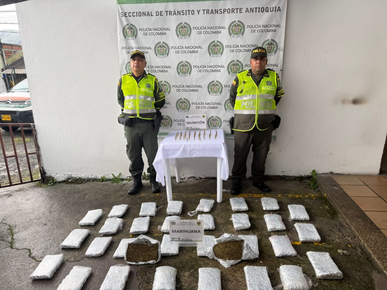 Encuentran droga y balas: incautan 16 kilos de marihuana y 47 cartuchos calibre 5.56 en encomienda interceptada en Antioquia
