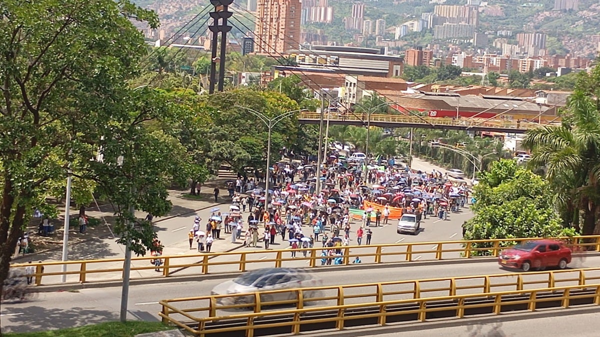Cerca de 200 personas de la CUT y Fecode se movilizaron en Medellín. La manifestación se desarrolló sin alteraciones al orden público