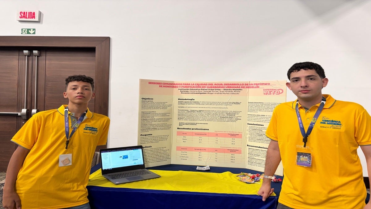 Dos estudiantes de Medellín presentaron en feria internacional “Sensores comunitarios para la calidad del agua”
