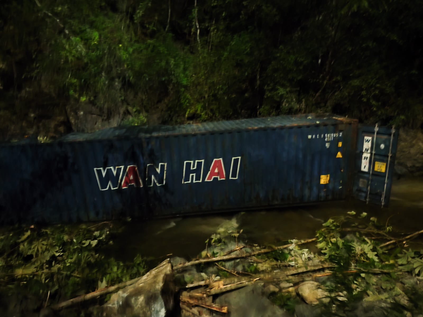 Cayó 120 metros: Conductor muere en San Jerónimo al perder el control de su tractocamión y precipitarse al abismo
