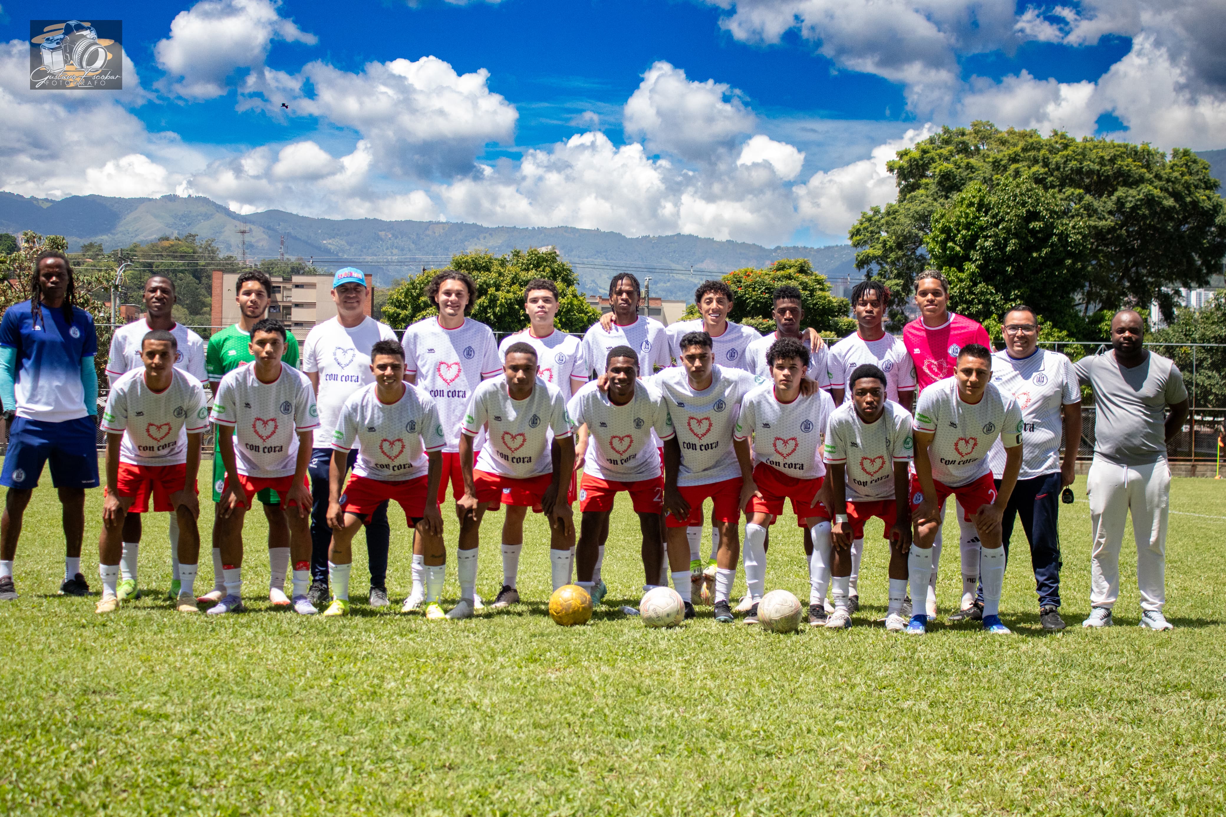 El balón que salvó una vida: La Lucha de Willington Cano, el exfutbolista que usa el deporte para rescatar la juventud en la Comuna 13