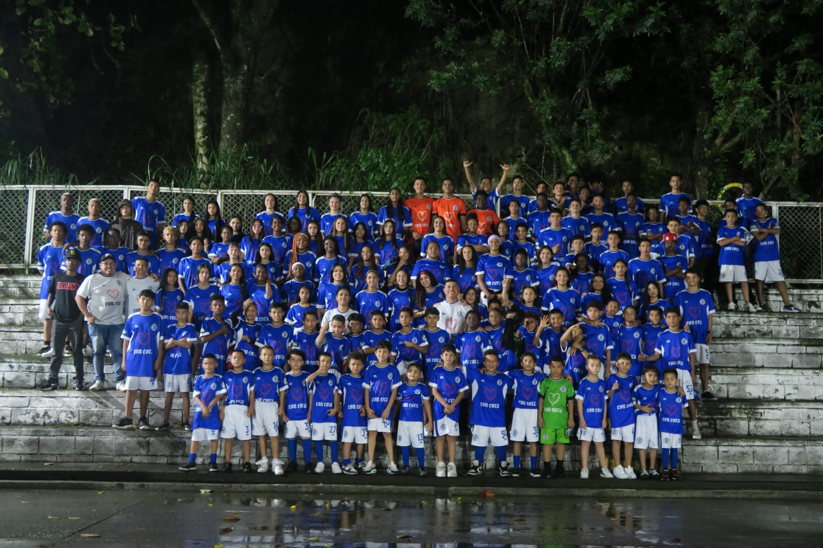 El balón que salvó una vida: La Lucha de Willington Cano, el exfutbolista que usa el deporte para rescatar la juventud en la Comuna 13