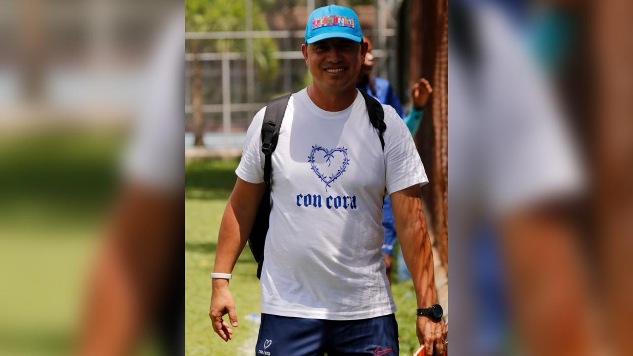 El balón que salvó una vida: La Lucha de Willington Cano, el exfutbolista que usa el deporte para rescatar la juventud en la Comuna 13