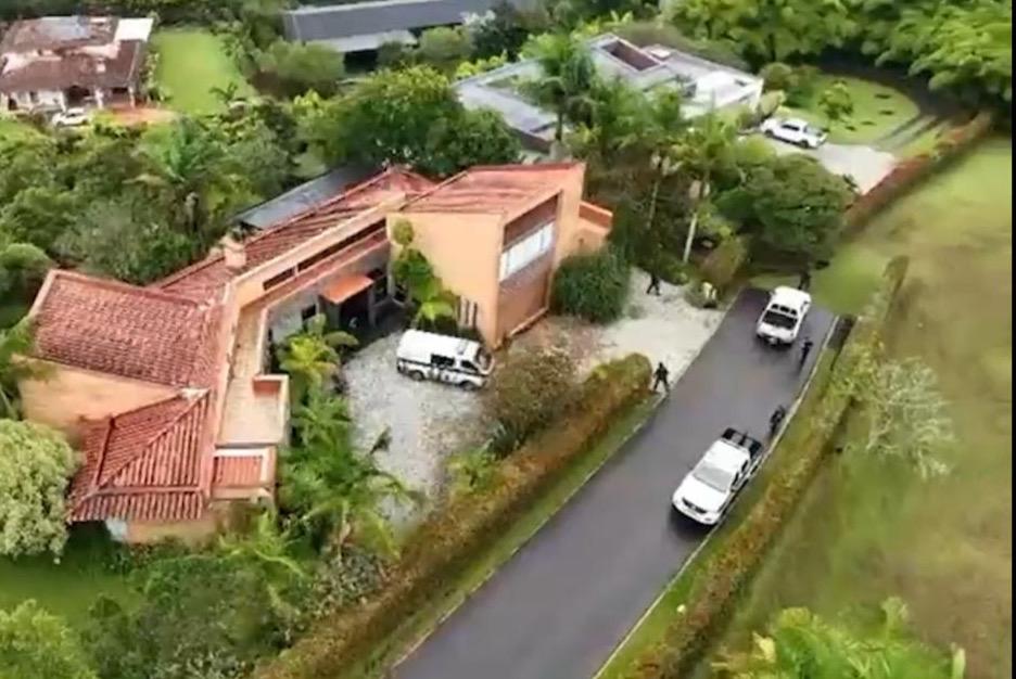 En tremenda mansión aprehendieron al joven señalado de ordenar el crimen de sus tías por una herencia en Envigado