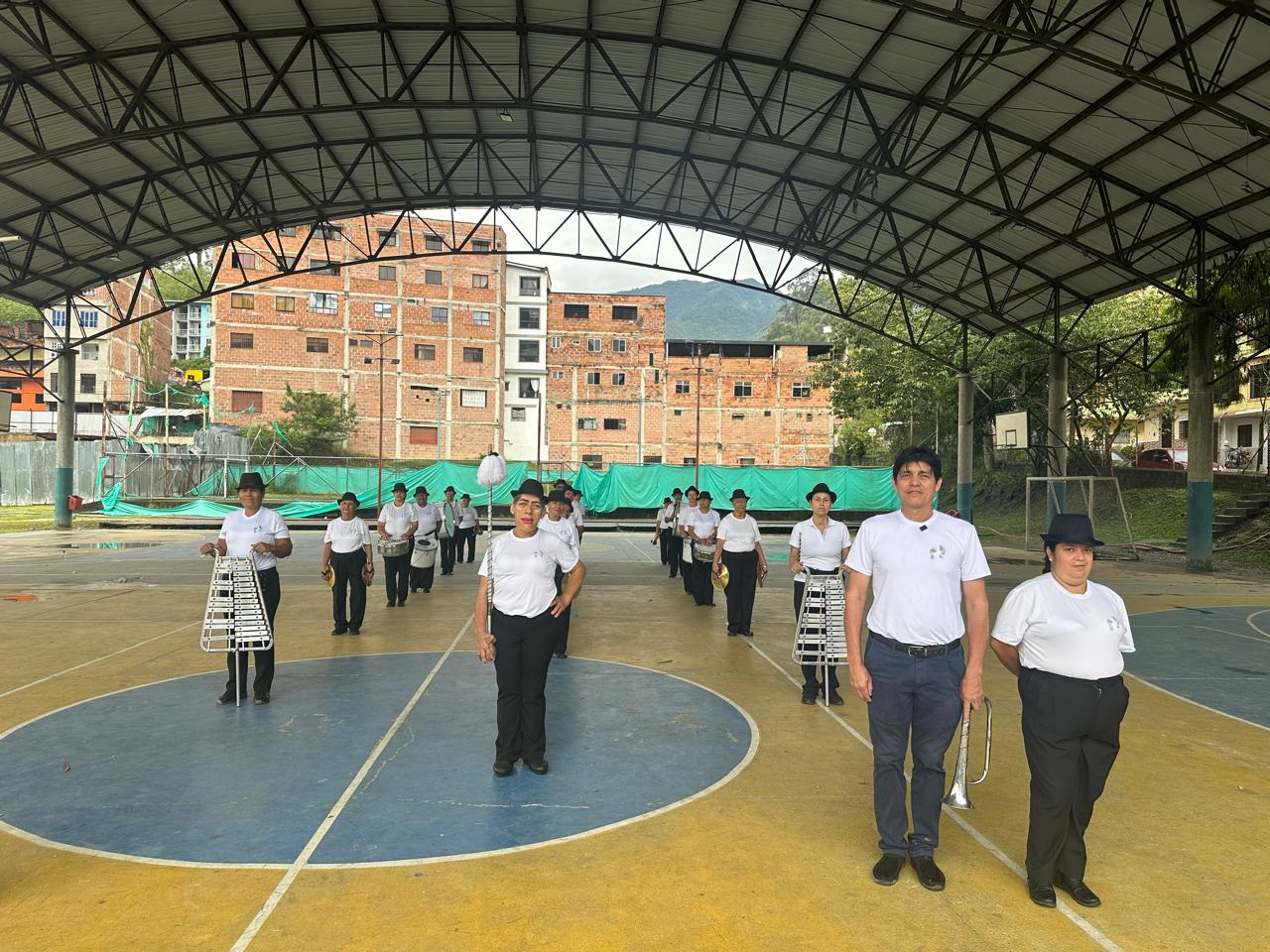 Invitaron a la banda marcial de abuelitos de Barbosa a tocar en el Carnaval de Barranquilla… pero no hay billete pa’ llegar