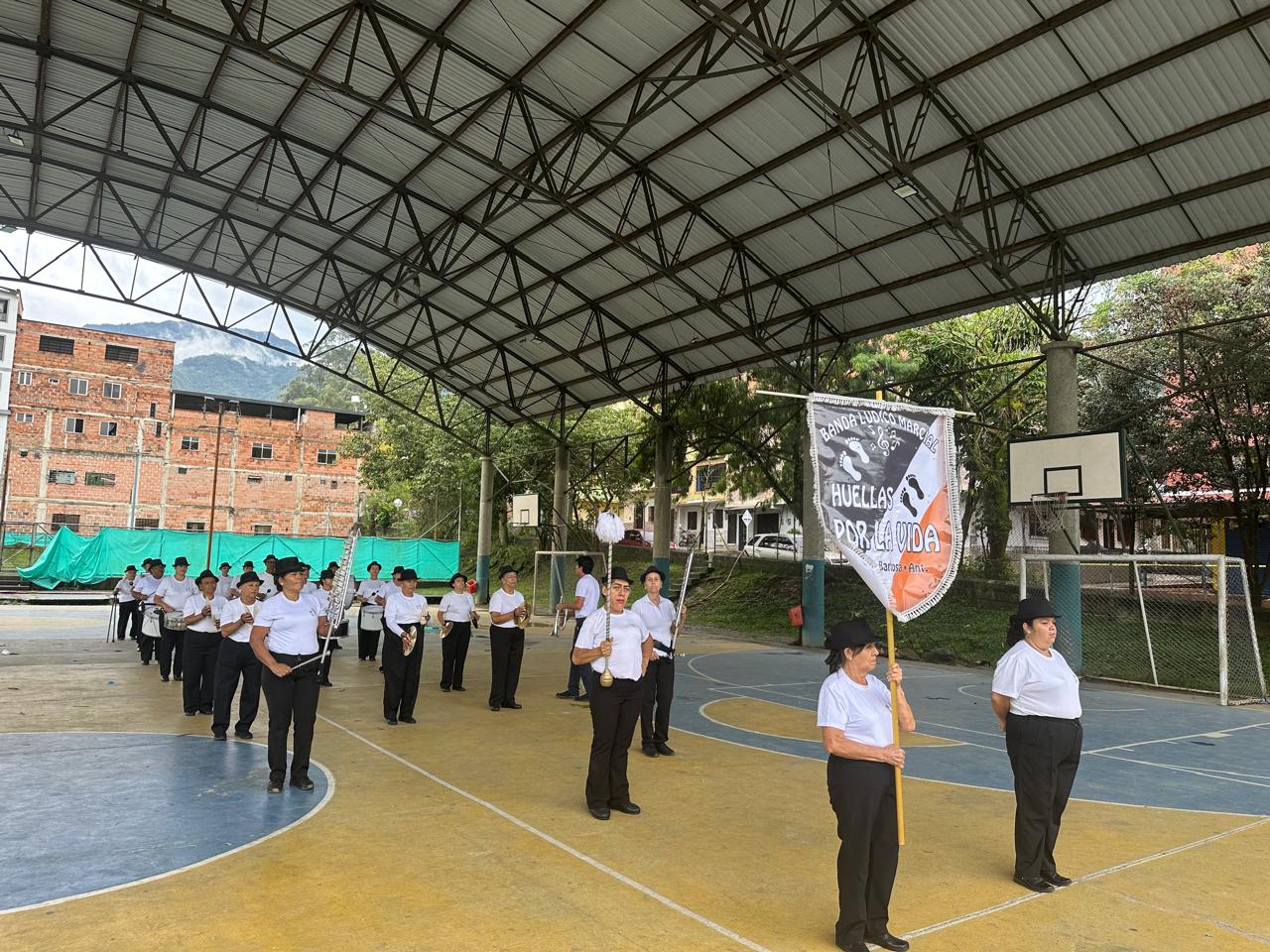 Invitaron a la banda marcial de abuelitos de Barbosa a tocar en el Carnaval de Barranquilla… pero no hay billete pa’ llegar