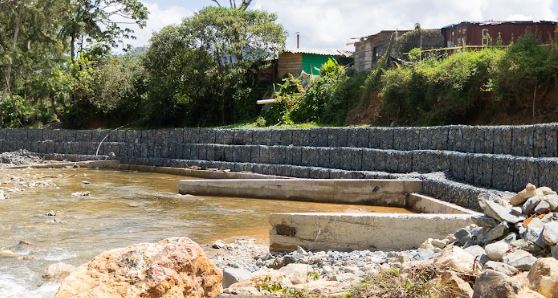 Con $1.990 millones, Cornare y El Retiro blindan cauces y reducen riesgo de desastres en zonas rurales