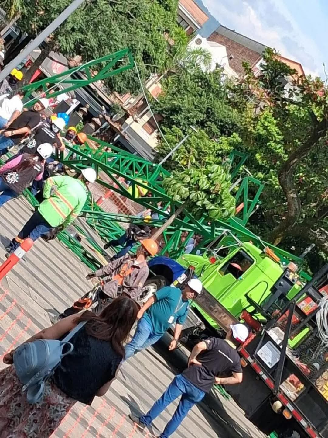 Se cayó enorme árbol de navidad en Envigado: la enorme estructura no dejó personas afectadas de gravedad