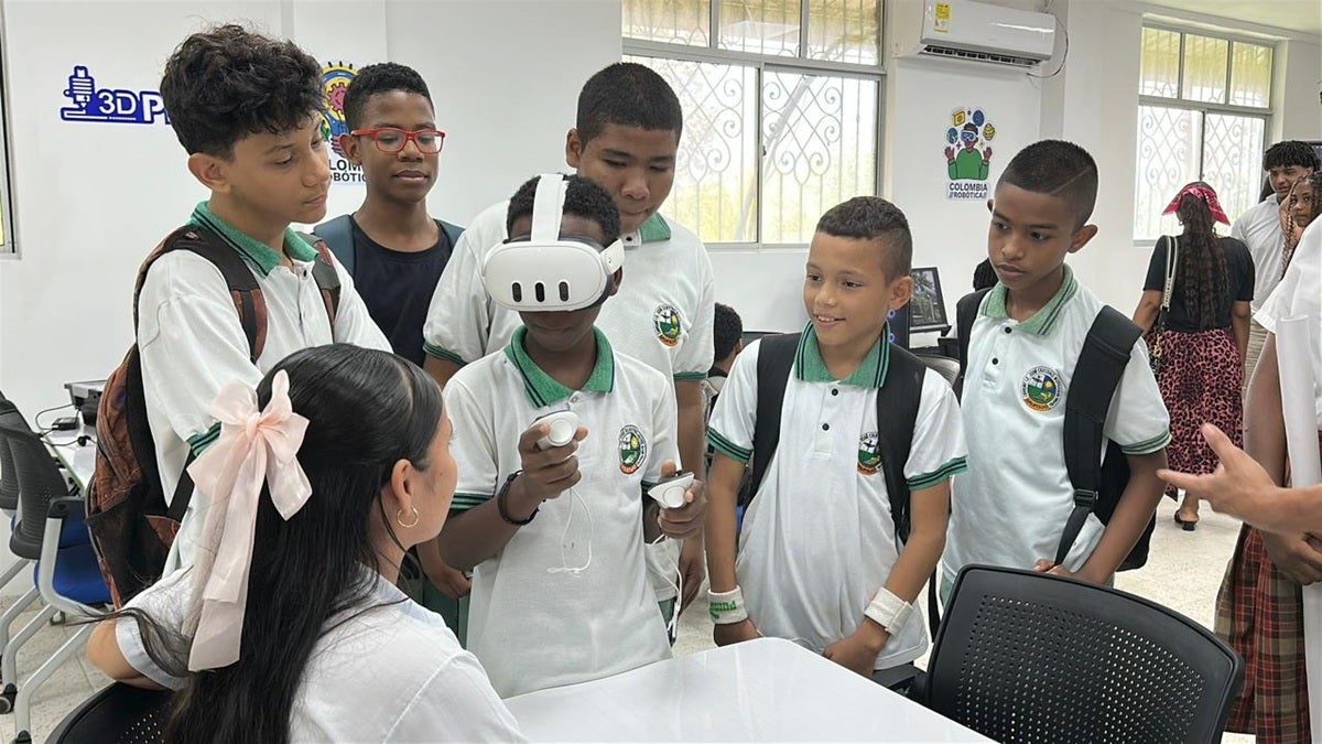 Jóvenes en Urabá buscar becas universitarias a través de laboratorios de robótica