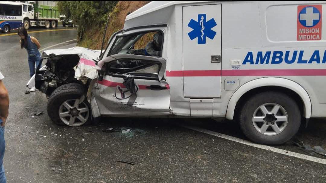Tractocamión habría invadido carril y causado choque contra ambulancia en vía a Santa Rosa de Osos: dos heridos