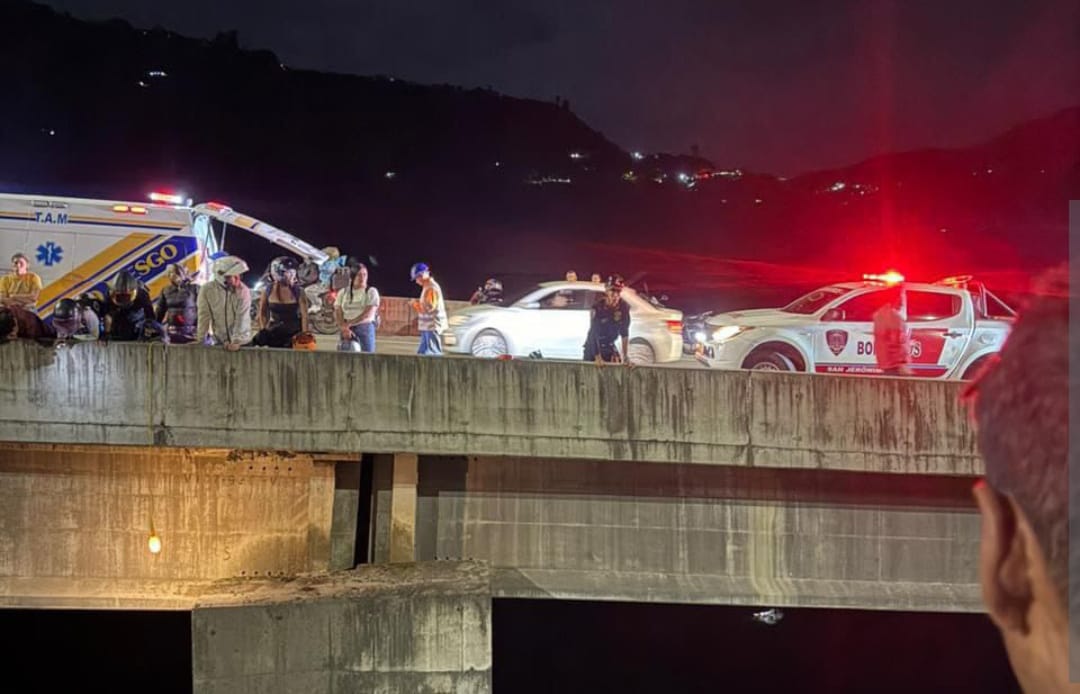 Motociclista cayó de un puente y sobrevivió milagrosamente en Santa Fe de Antioquia