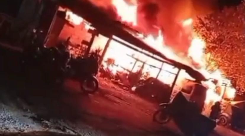 Incendio devasta un parqueadero en Barbosa: pérdida total de 12 vehículos