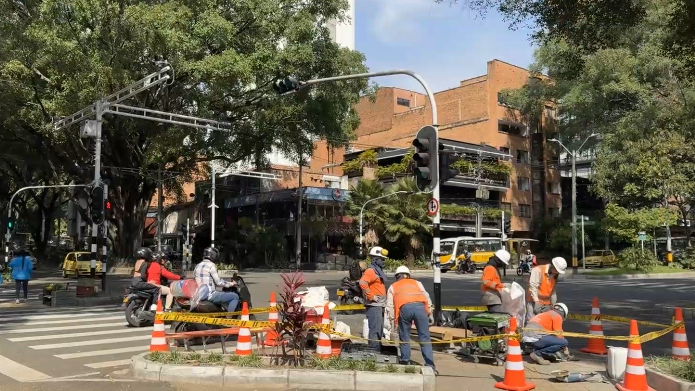 Con inversión de $3.500 millones, modernizan 97 cruces y vías de Laureles para más seguridad vial