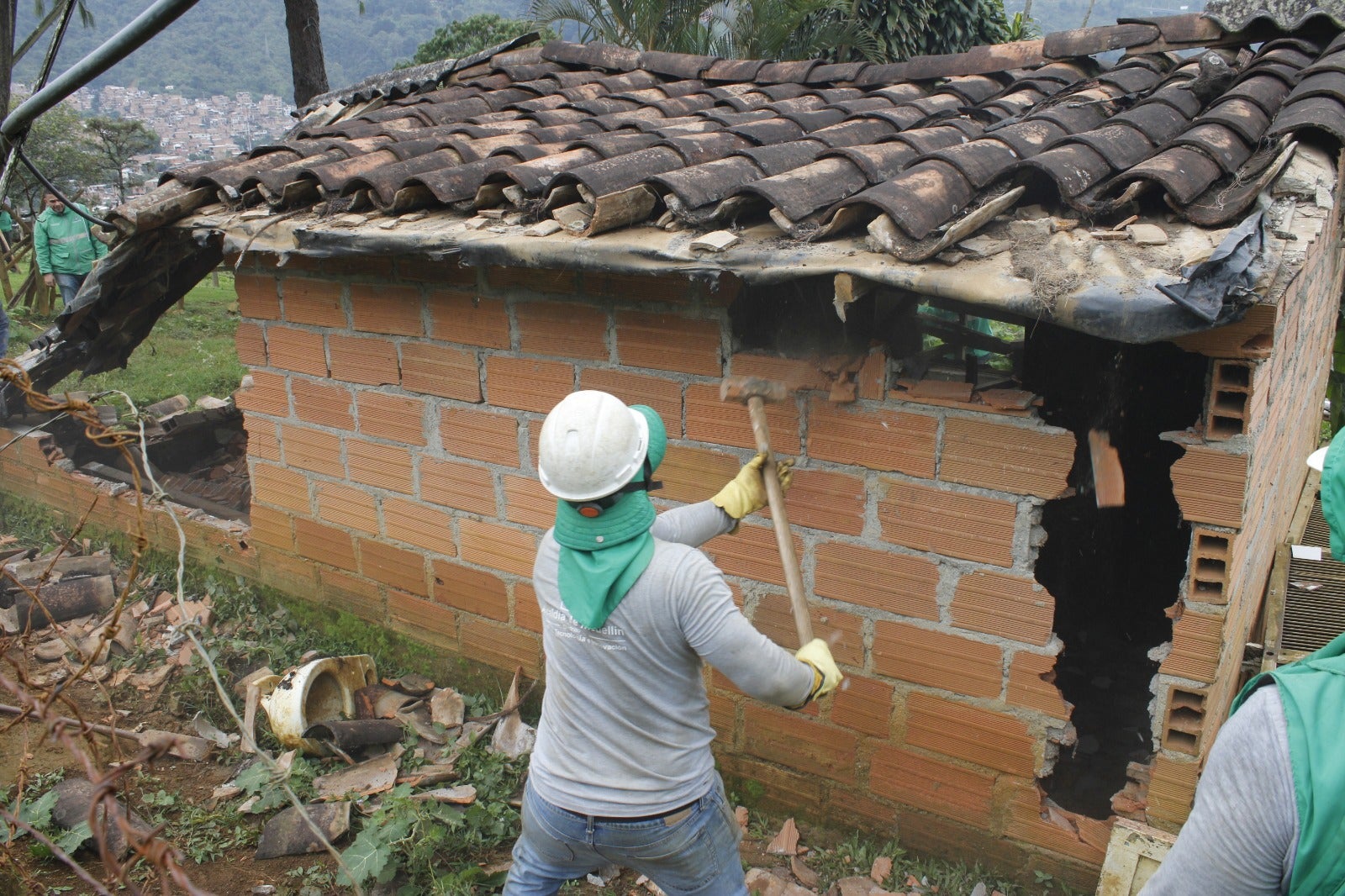 Demuelen 10 edificaciones precarias detectadas por monitoreo satelital en el Cerro Pan de Azúcar de Medellín