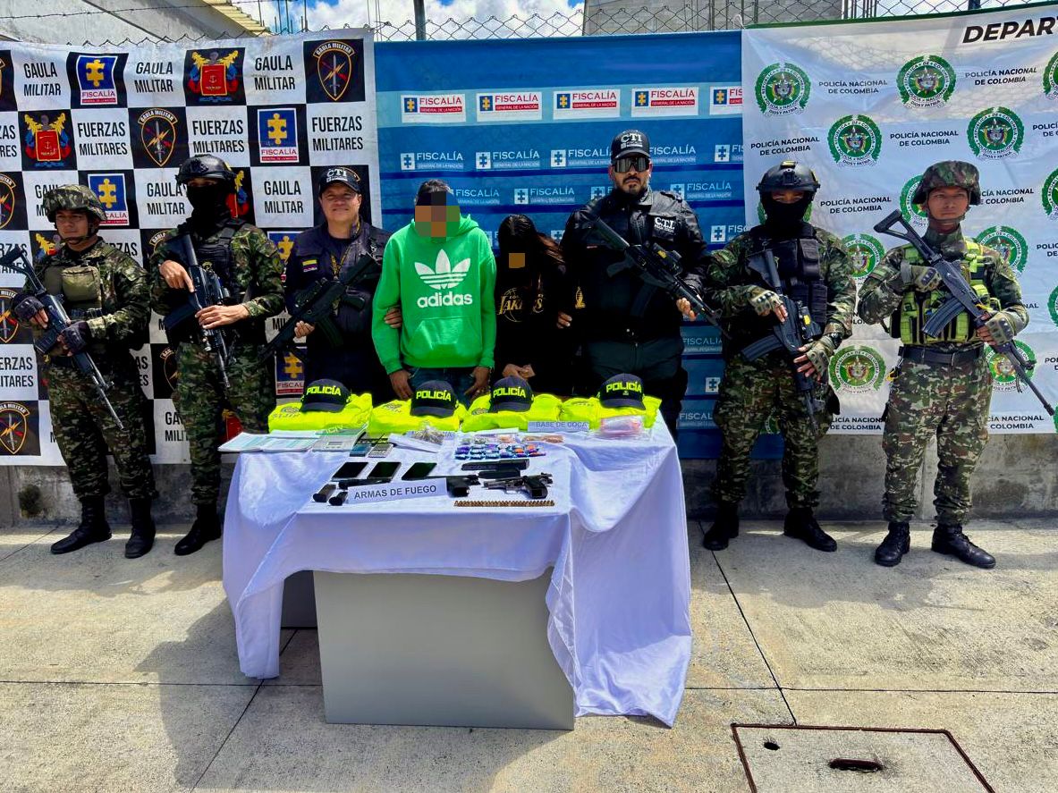 Usaban uniformes policiales: Capturaron en Guatapé a dos miembros del GDO 'El Mesa' requeridos por microtráfico