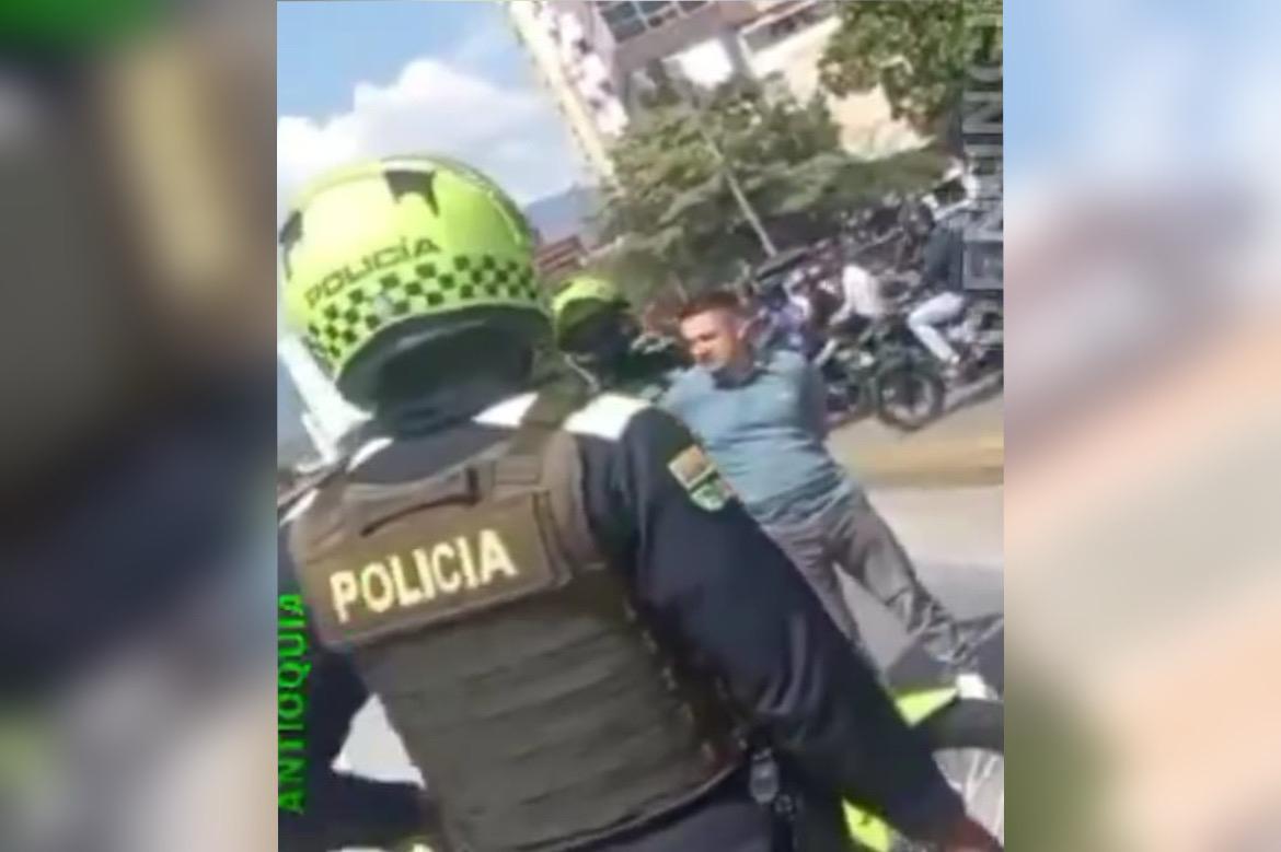 [Video] Un taxista habría apuñalado a un peatón por pasarse un semáforo en rojo en Medellín