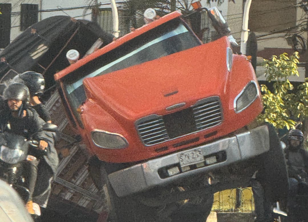 Se salvaron de milagro: Pasajeros y conductores fueron embestidos por una volqueta sin frenos