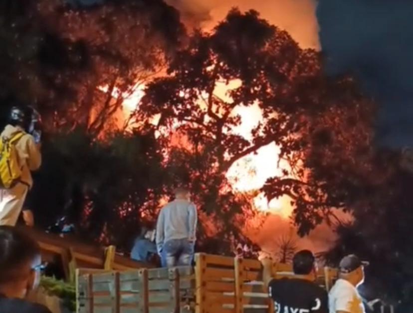 Dos personas lesionadas, tres hogares dañados y animales con afecciones respiratorias tras fuerte incendio en Manrique