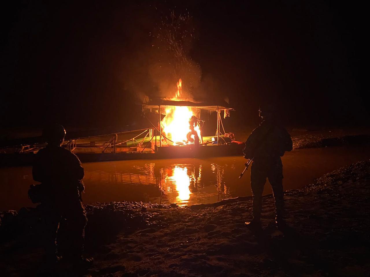 [FOTOS] Cáceres: Destruyen maquinaria de minería ilegal avaluada en $322 millones: El Clan del Golfo extraía 30.000 gramos de oro al mes