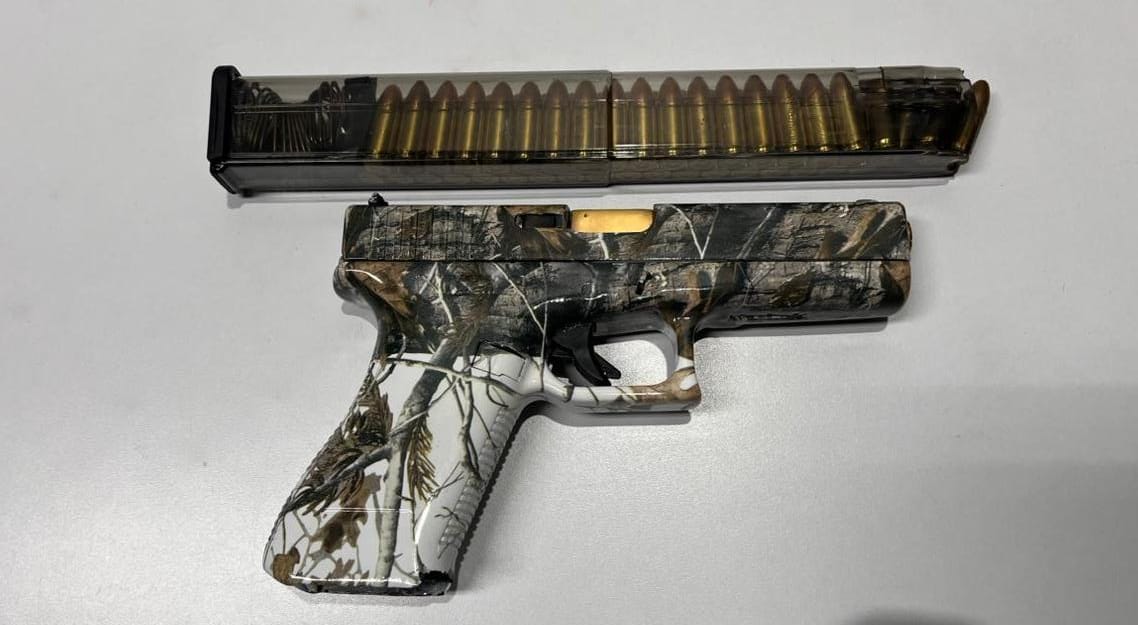 La lujosa pistola que tenía alias “Fénix” cabecilla criminal de ecuador escondido en La Estrella, Antioquia