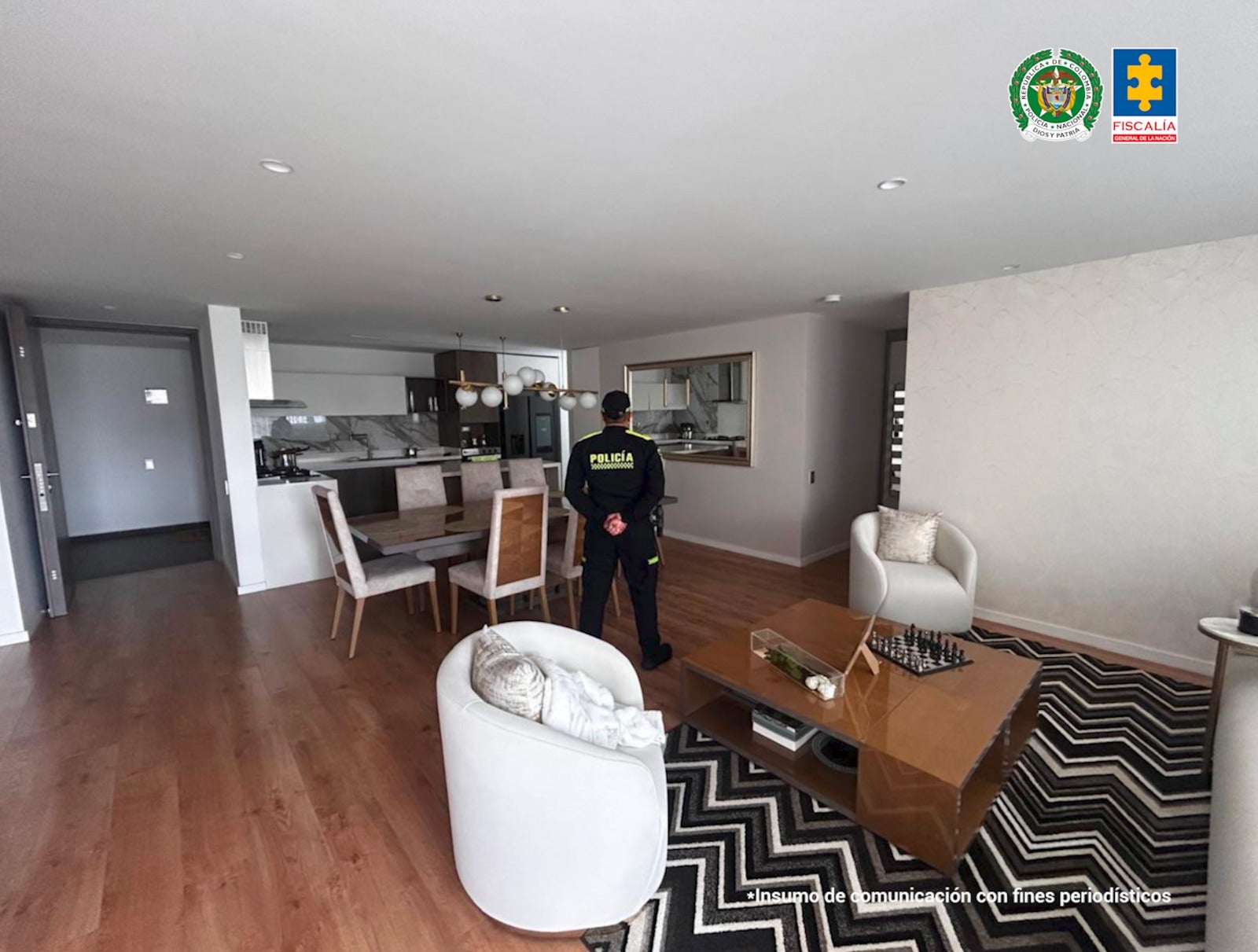 El momento en que la policía ingresa a otro de los apartamentos ocupados por la Fiscalía