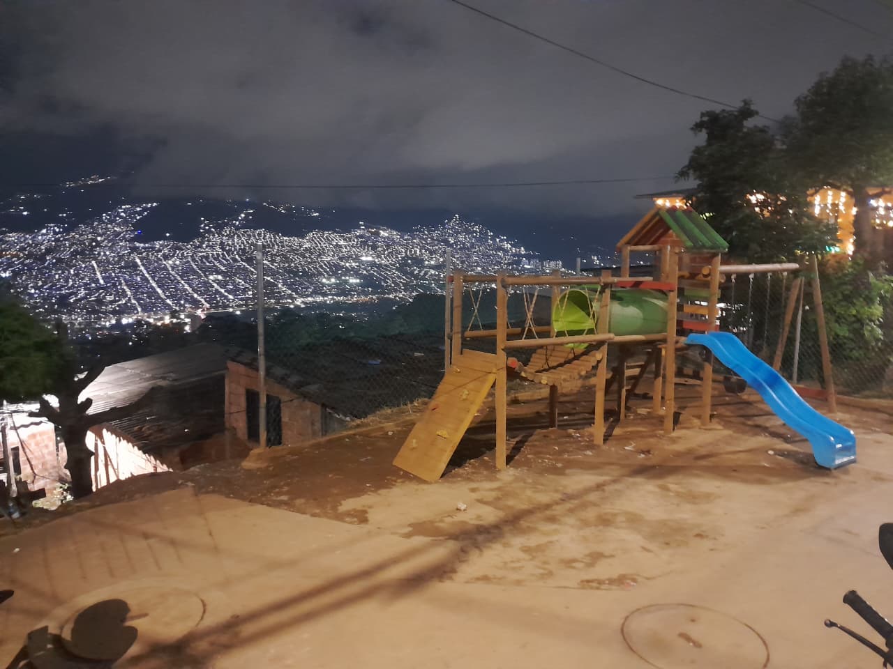 Este es el parque infantil donde habría encontrado las pastillas que consumió niño de 9 años en Medellín
