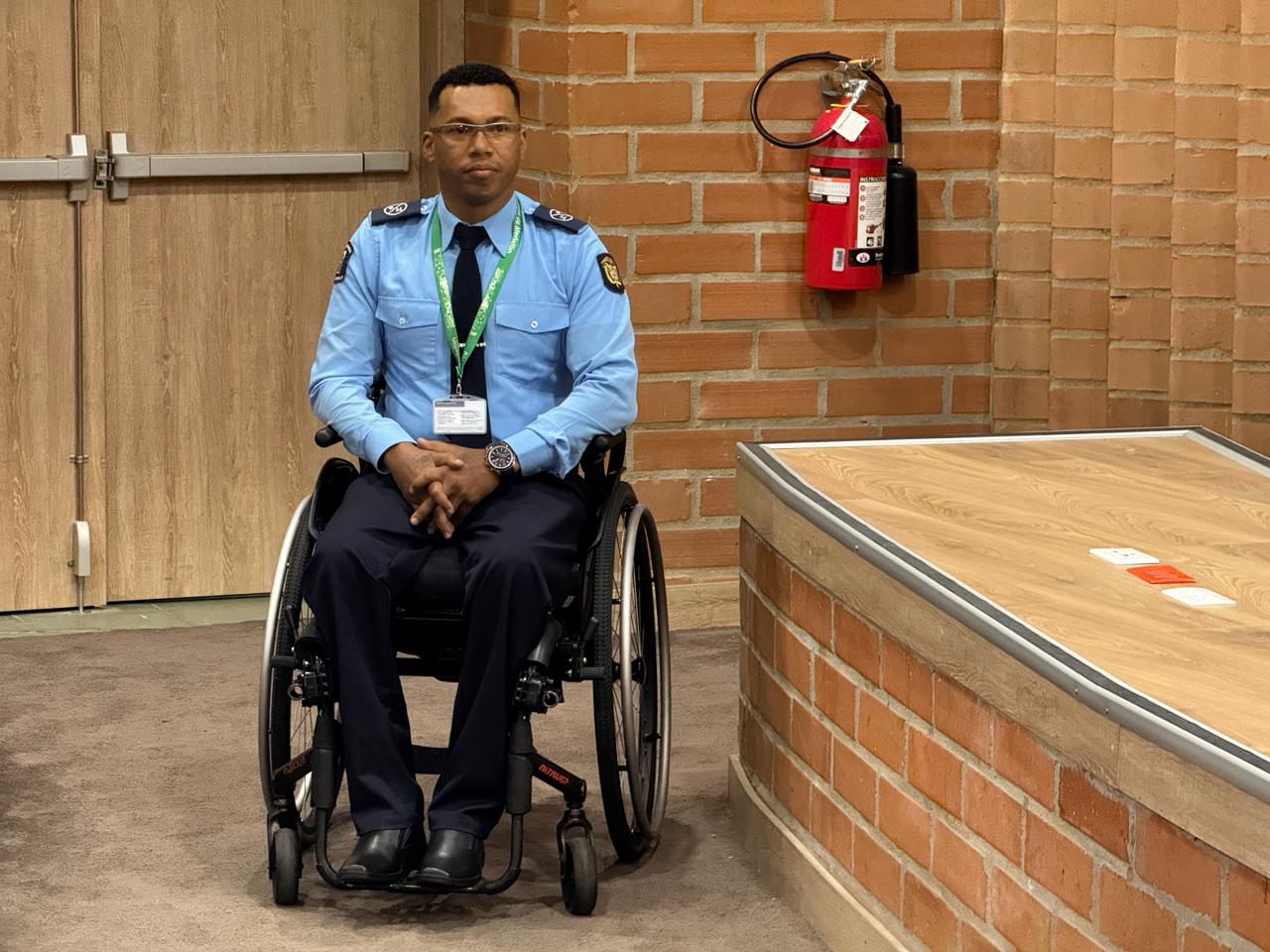 William Martínez Moreno, primer agente de tránsito en silla de ruedas de Medellín, Colombia