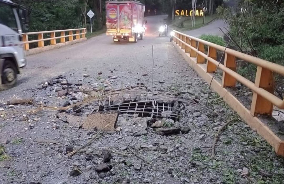 Ataque de grupos armados en el puente del barroso en Salgar