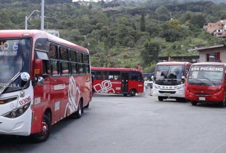 Referencia de buses en Medellín: Pasajeros están cansados de los tacos