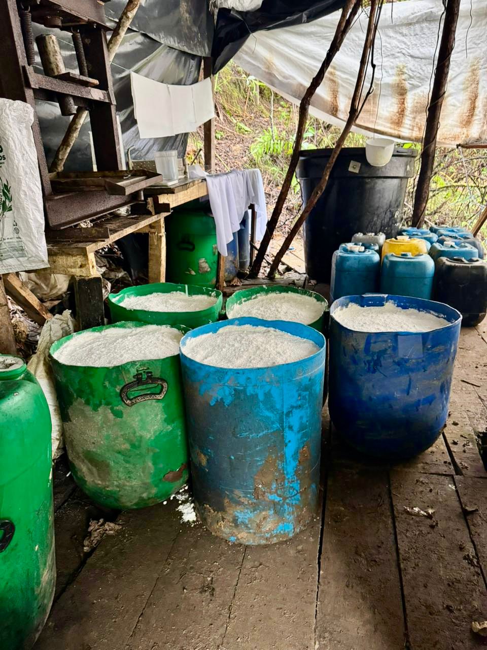 Una tonelada de cocaína producía gigantesco laboratorio del Clan del Golfo en EL Peñol, Antioquia