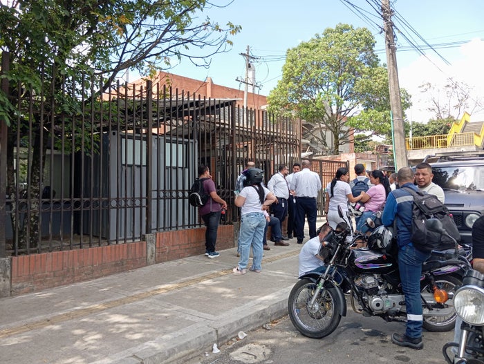 Familiares de los fallecidos esperaban la entrega de los cuerpos