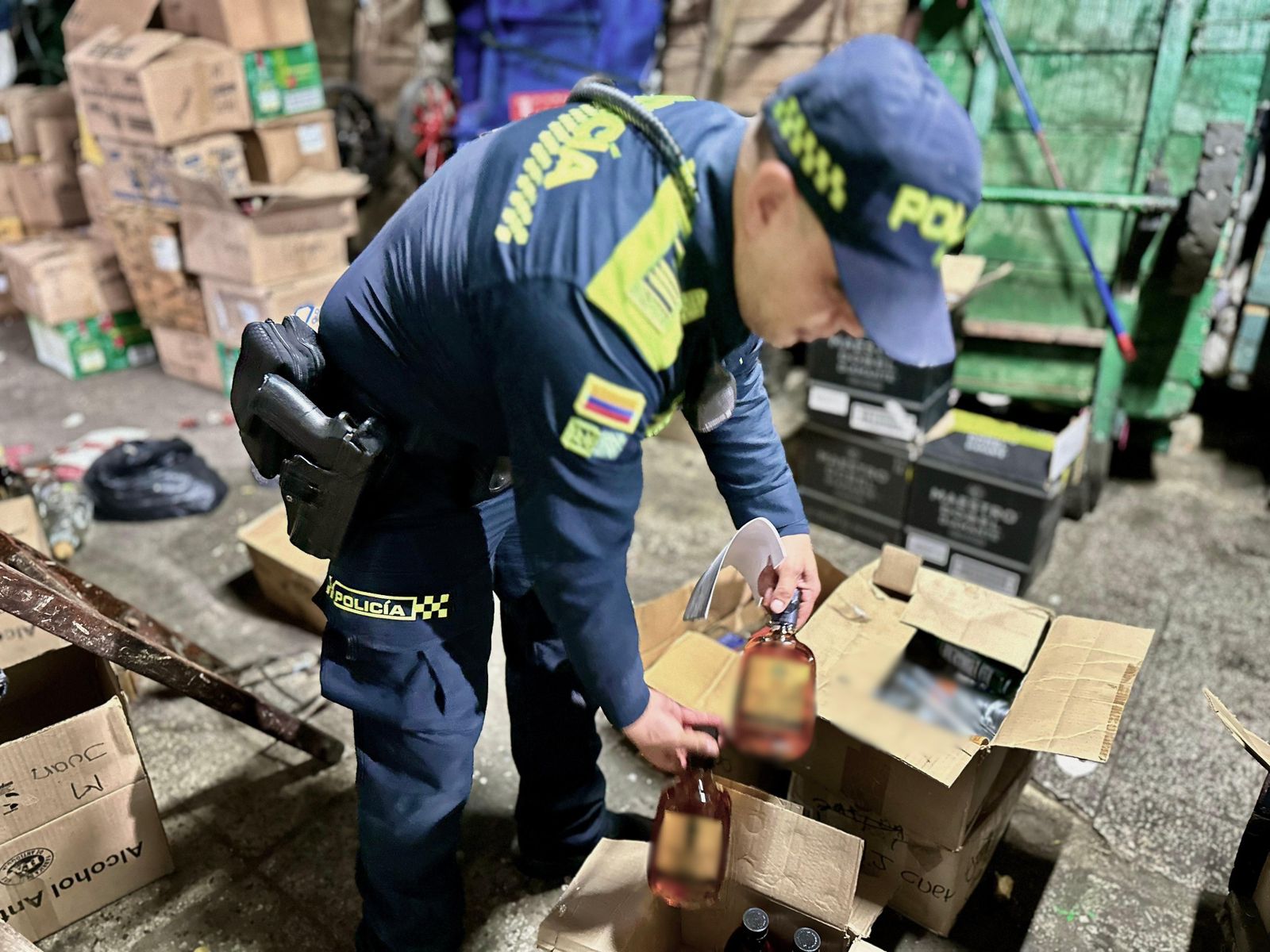 17.296 botellas incautadas: Desmantelan centro de acopio para adulterar whisky y tequila en Medellín