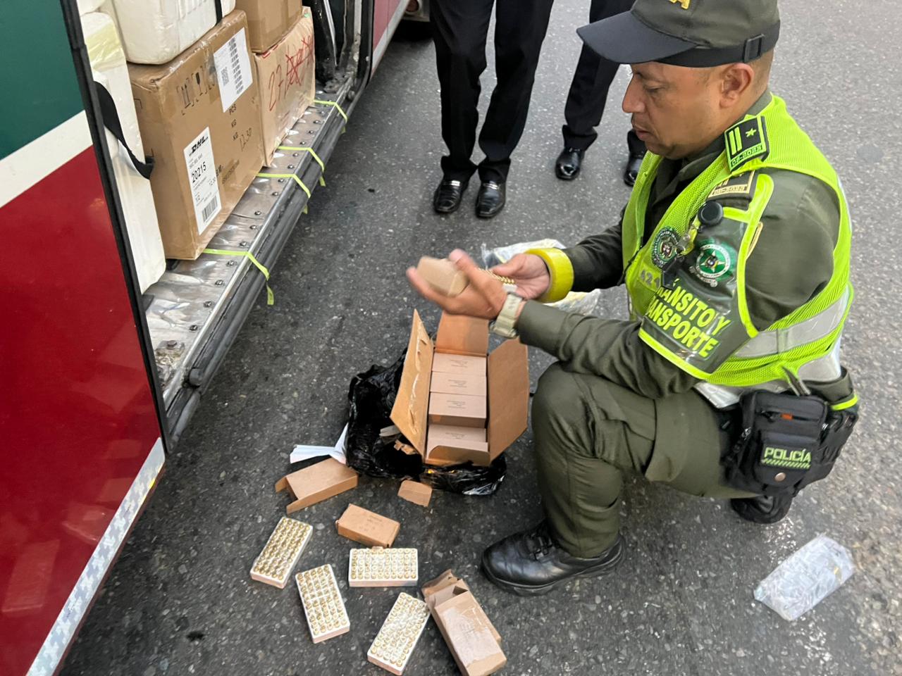 Sin documentación: Policía incautó 715 cartuchos 9mm transportados ilegalmente como encomienda en bus de servicio público