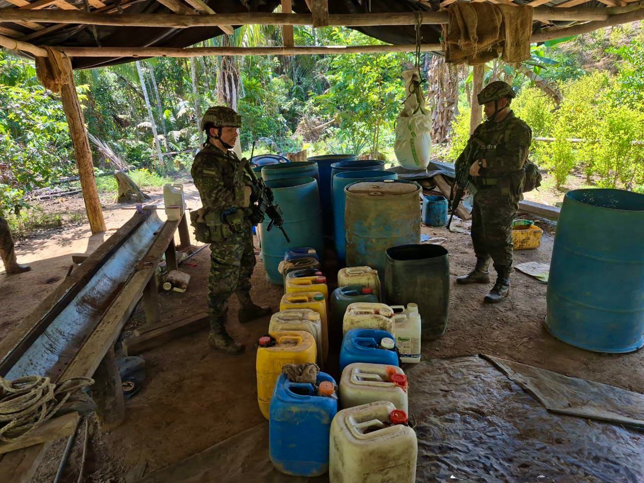 Fueron neutralizados más de 2.000 kilogramos y galones de insumos químicos.