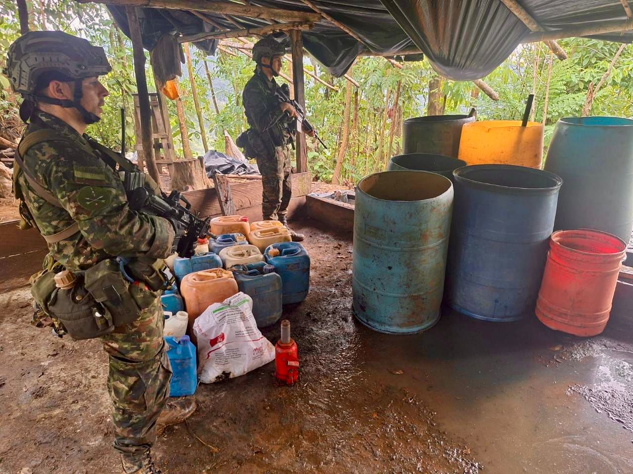 Fueron neutralizados más de 2.000 kilogramos y galones de insumos químicos.