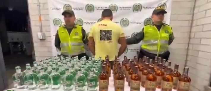 Incautan 120 botellas de licor adulterado ocultas dentro de una camioneta en Santo Domingo