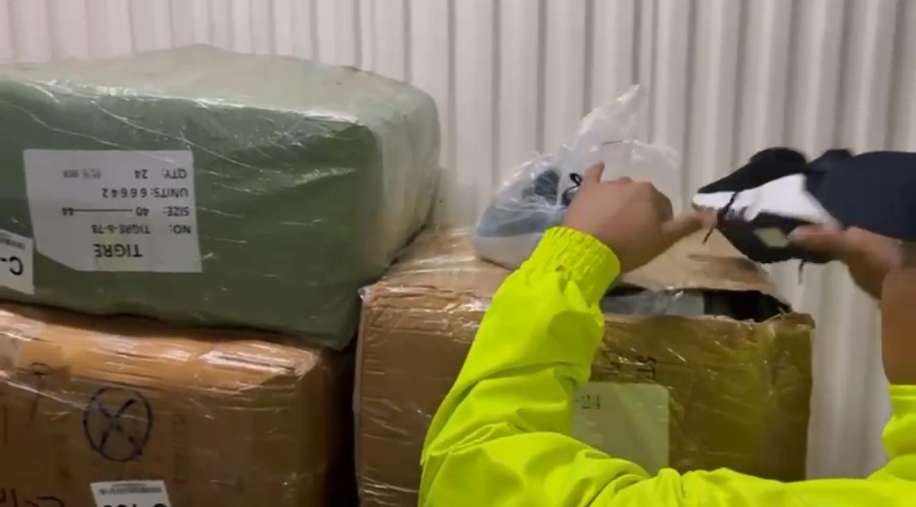 Incautan $1.700 millones en contrabando: Policía desmantela bodega con 6.700 pares de tenis ilegales en Medellín