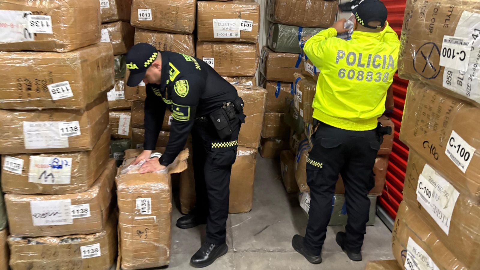 Incautan $1.700 millones en contrabando: Policía desmantela bodega con 6.700 pares de tenis ilegales en Medellín