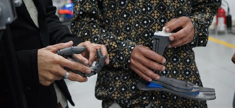 La tragedia de Luis Adolfo, quien perdió sus cuatro extremidades en un accidente, inspira a egresados del ITM a crear prótesis sostenible