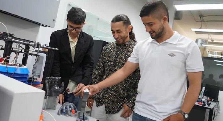 La tragedia de Luis Adolfo, quien perdió sus cuatro extremidades en un accidente, inspira a egresados del ITM a crear prótesis sostenible