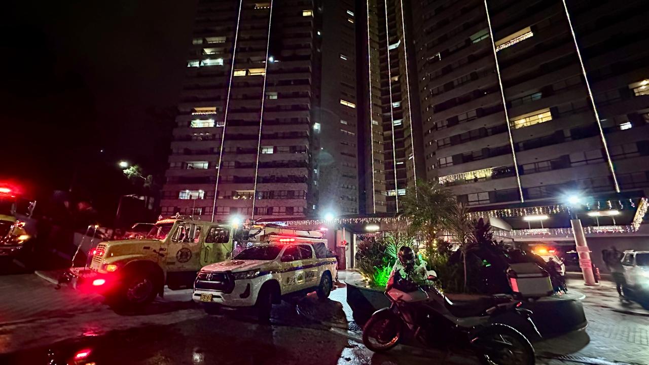 Incendio devastó el piso 14 de edificio en Las Palmas: Un perrito muerto y seis heridos en evacuación masiva