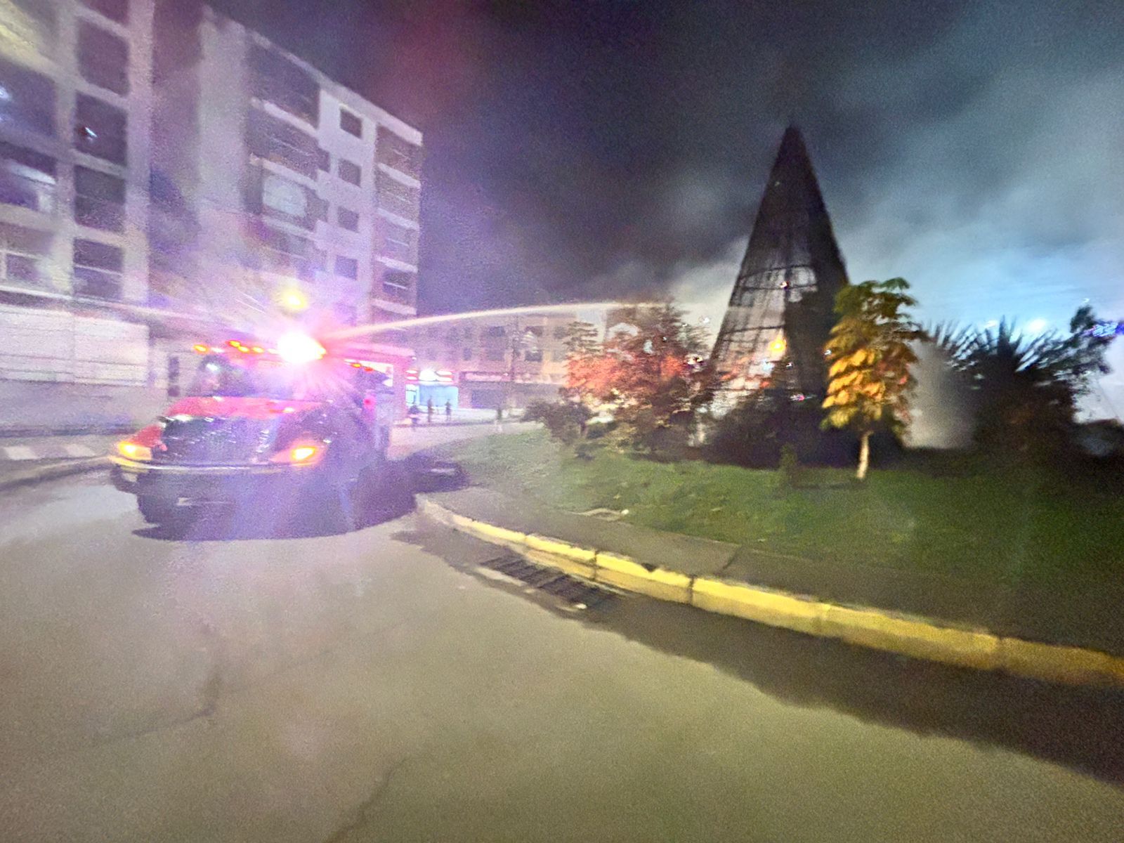 Buscan al hombre que borracho vandalizó y quemó el árbol navideño de la plaza de mercado de Guarne