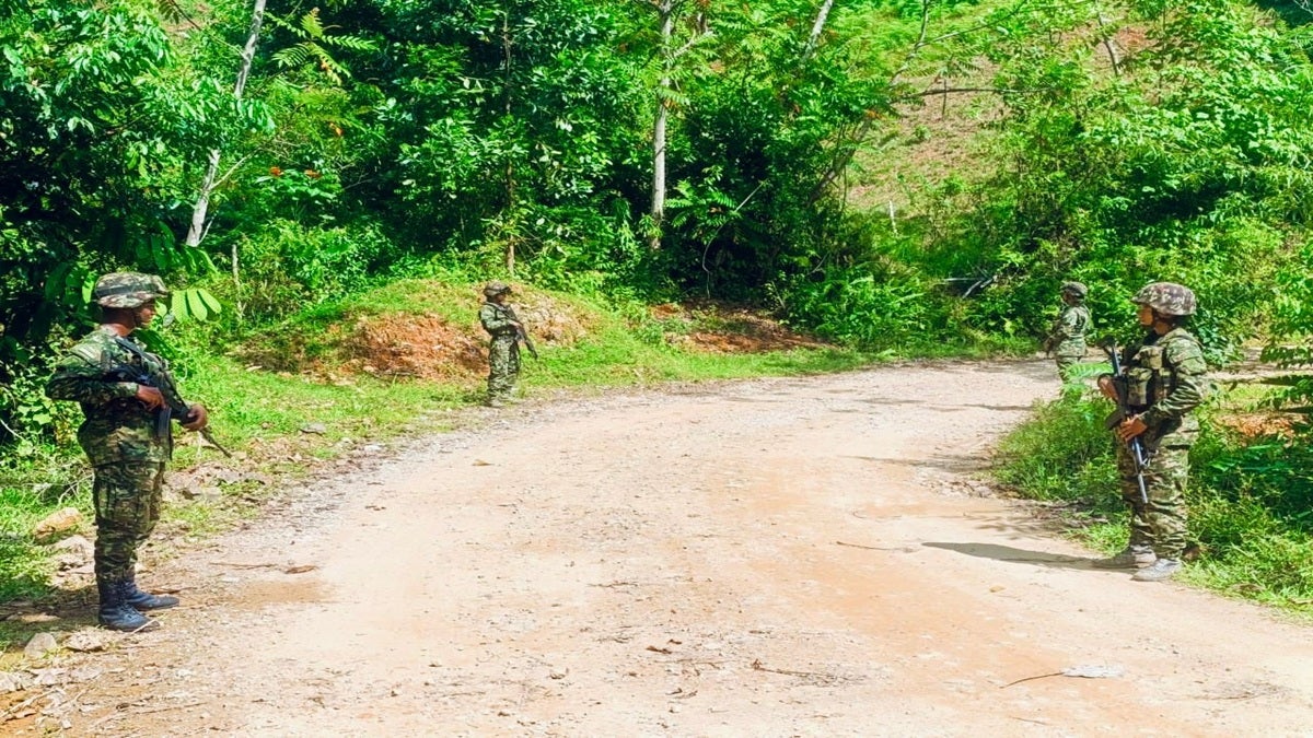 Ejercito acompañó el restablecimiento de energía en zona rural de El Bagre (Antioquia)