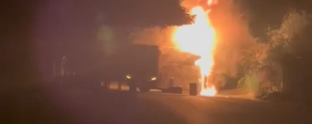 Bus quemado por ELN en la vía Medellín - Costa Atlántica