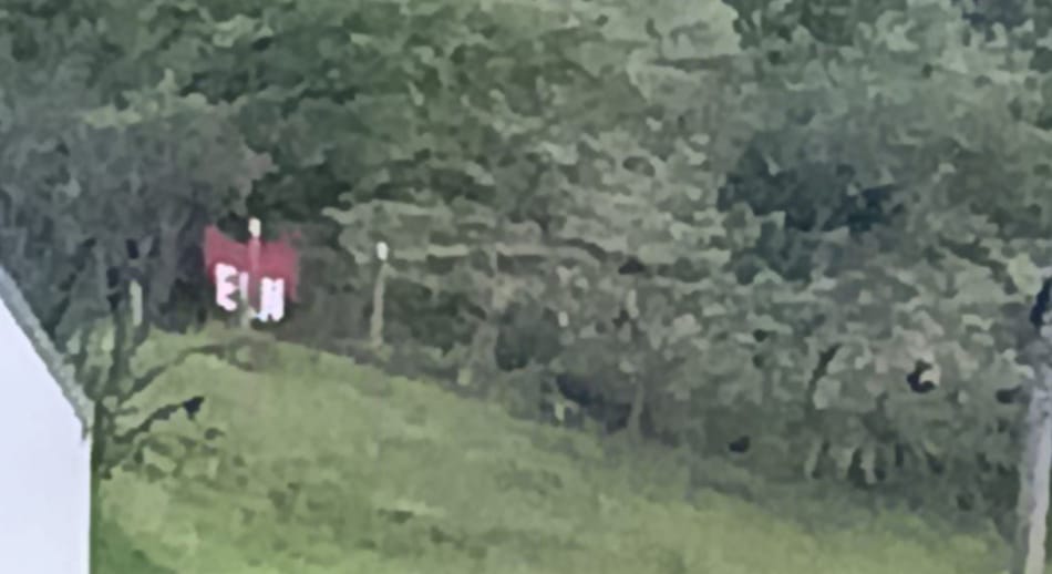 Bandera puesta por el ELN en la vía Medellín - Barbosa