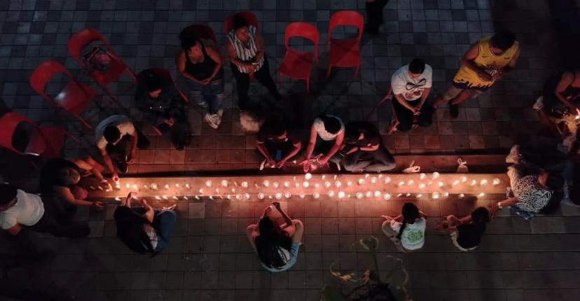 Durante la ceremonia, cada vela encendida representó una vida y una plegaria por el descanso eterno de los fallecidos