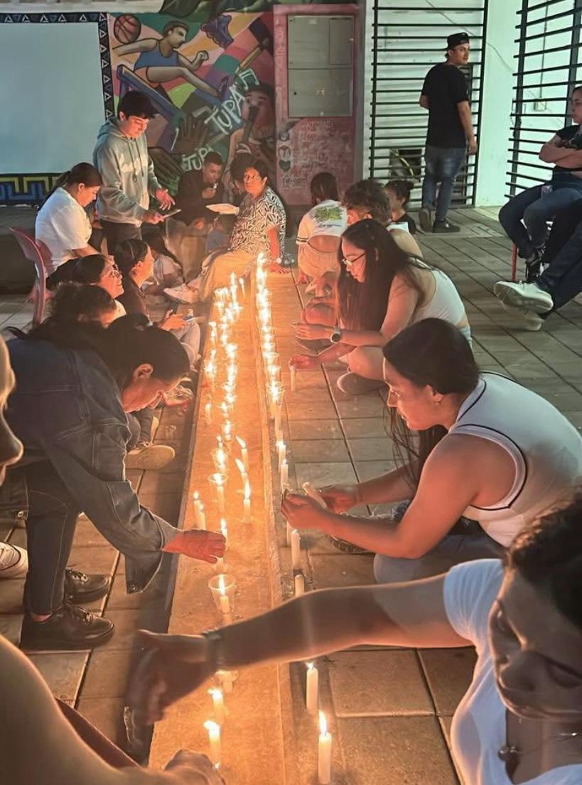 Durante la ceremonia, cada vela encendida representó una vida y una plegaria por el descanso eterno de los fallecidos