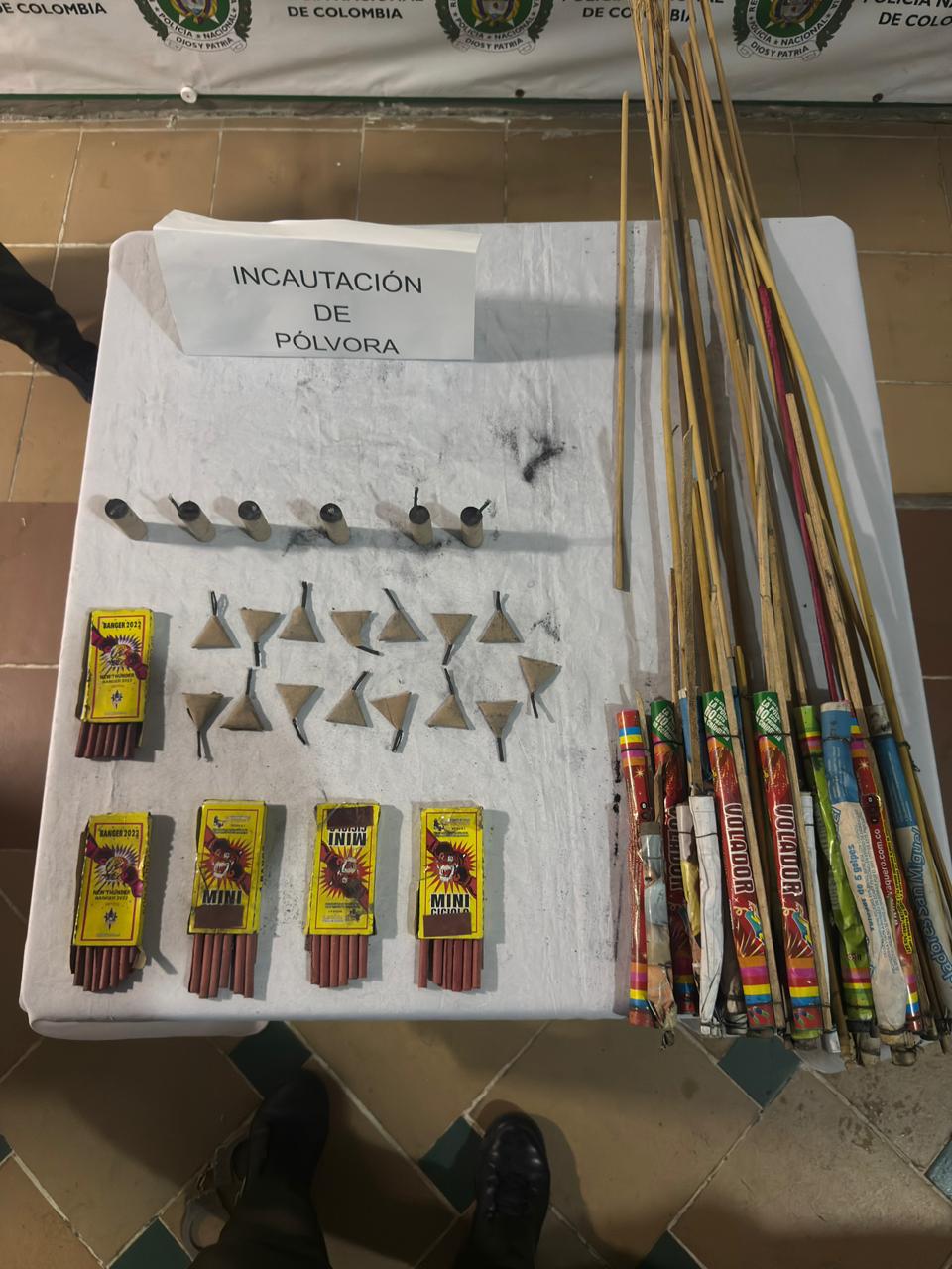 Además; en Currulao; uniformados interceptaron una "torta" pirotécnica de 1.500 gramos que estaba siendo manipulada de forma irregular