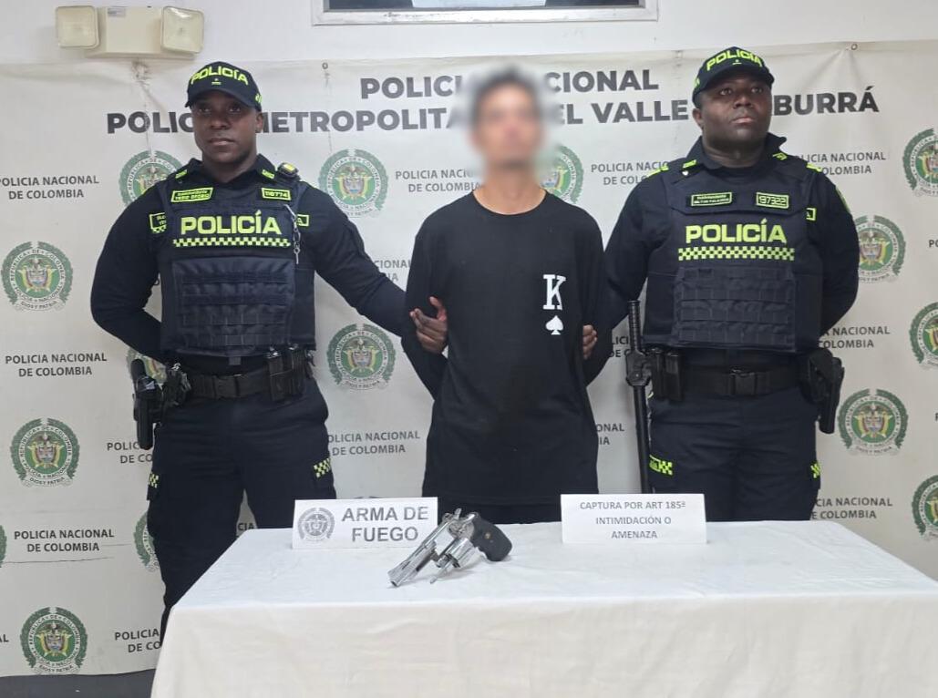 El delincuente se encontraba en el asiento del copiloto y, al notar la presencia policial, intentó deshacerse de un revólver calibre 38.